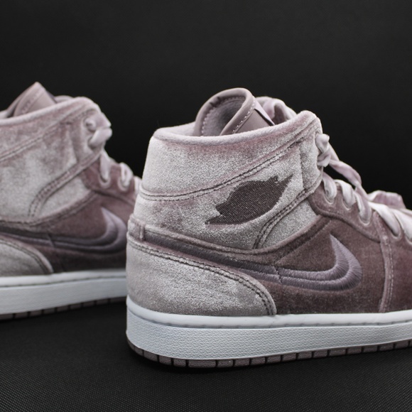 Women's Jordan 1 Mid SE Purple Smoke/White Size 9 - Picture 3 of 11